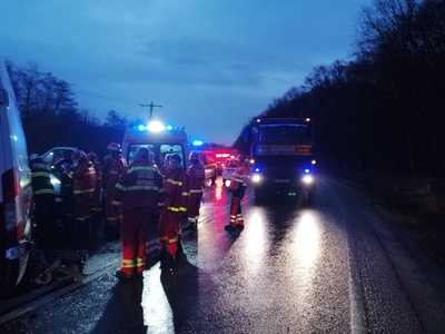 UPDATE - Doi bărbaţi au murit, după ce un TIR şi un microbuz de marfă s-au ciocnit pe DN 1, în judeţul Sibiu - FOTO