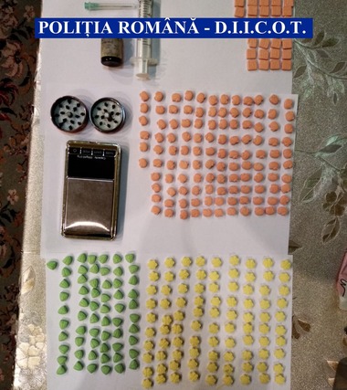 Timişoara: Două persoane au fost arestate preventiv şi o a treia este cercetată sub control judiciar, după ce au vândut droguri în Complexul Studenţesc