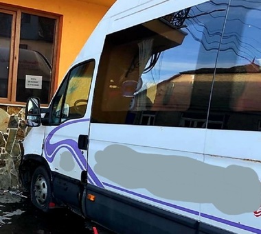 Arad: Un microbuz cu 10 persoane a intrat într-o casă, după ce şoferului i s-a făcut rău/ Cinci persoane au fost transportate la spital