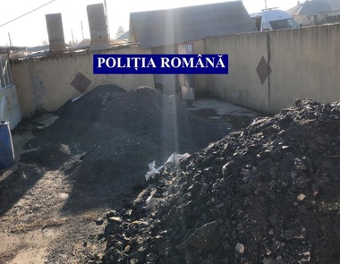 Percheziţii la persoane bănuite că au extras metale preţioase din pământ provenit de la Roşia Montană 