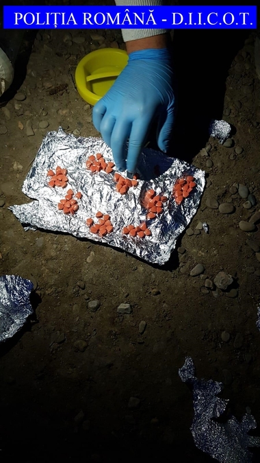 Doi bărbaţi au fost reţinuţi de procurorii DIICOT Galaţi pentru trafic de droguri, după ce au vândut cannabis şi ecstasy