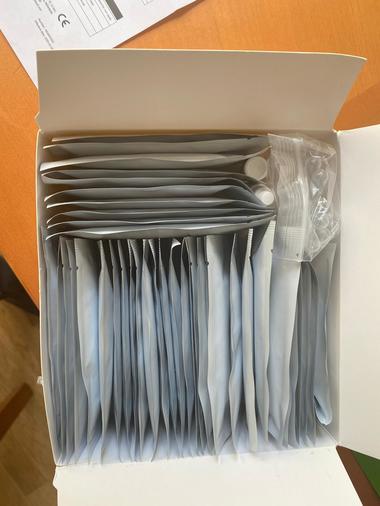 Anchetă după ce un bărbat vindea pe internet teste pentru coronavirus / Autorităţile au ridicat peste 2.500 de teste, urmând să stabilească dacă pot fi vândute în România - FOTO