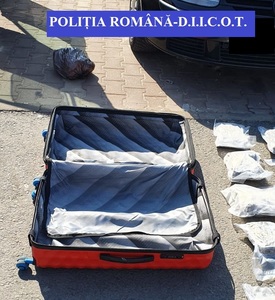 Bistriţa-Năsăud: Peste 9 kilograme de cannabis şi cocaină, indisponibilizate/ Drogurile proveneau din Spania 