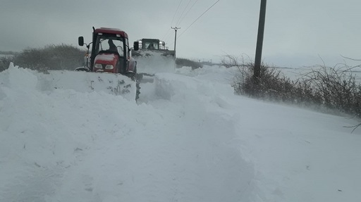 Olt: Autobuz cu şapte pasageri, blocat din cauza viscolului. Pompierii au intervenit şi au preluat pasagerii - FOTO
