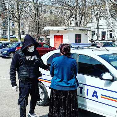 Două persoane condamnate la închisoare şi date în urmărire internaţională, prinse de poliţiştii doljeni