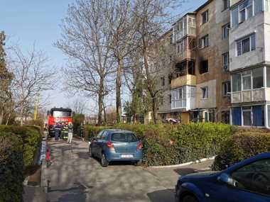 Constanţa: 15 persoane au fost evacuate dintr-un bloc în urma unui incendiu la un apartament, trei ajungând la spital cu intoxicaţie cu monoxid de carbon
