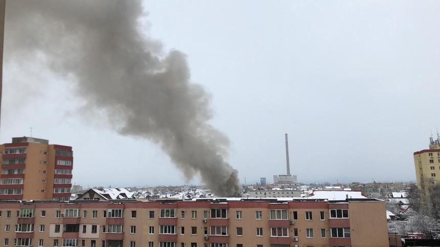 Explozie urmată de incendiu într-un bloc din municipiul Braşov; o persoană a fost rănită