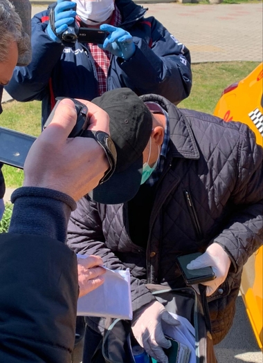 Primarul unei comune din Tulcea, arestat pentru luare de mită, după o acţiune de prindere în flagrant/ Bărbatul se dusese să ia banii de la denunţător cu mănuşi şi mască de protecţie - VIDEO