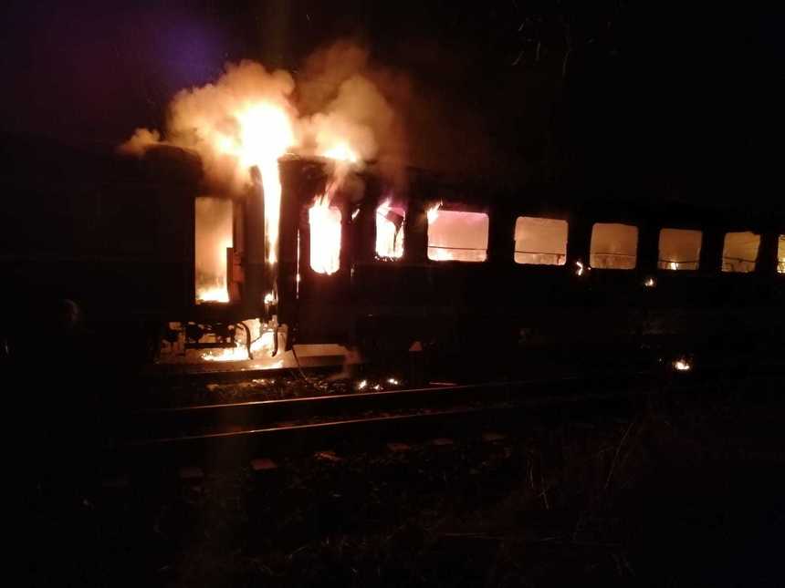 Incendiu la un vagon al unui tren care circula pe ruta Braşov - Mediaş/ Nu sunt persoane rănite - FOTO, VIDEO