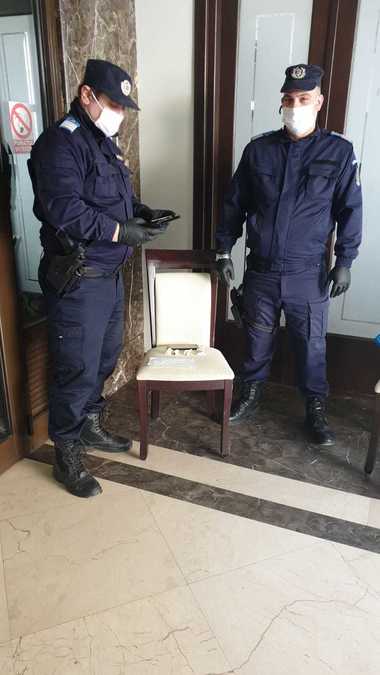 Un bărbat şi o femeie au încercat să-i ducă unei rude, într-un centru de carantină din Bucureşti, pacheţele cu o substanţă interzisă - FOTO