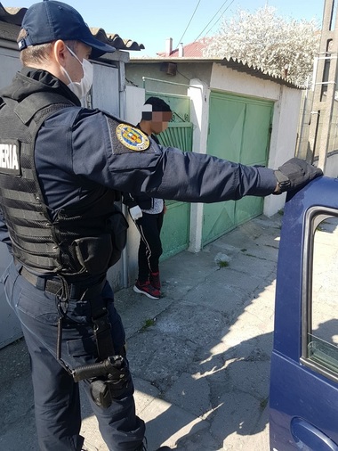 Tulcea: Un bărbat aflat în izolare la domiciliu a plecat de acasă să se tundă şi a fost amendat de jandarmi cu 10.000 de lei 
