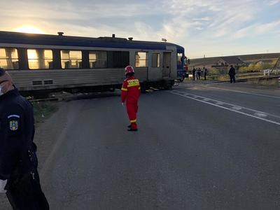 UPDATE: Iaşi: Un vagon al unui tren a deraiat, după ce a lovit un camion; două persoane au fost asistate medical, iar 20 de pasageri au fost evacuaţi/ Traficul rutier este îngreunat, iar cel feroviar este oprit