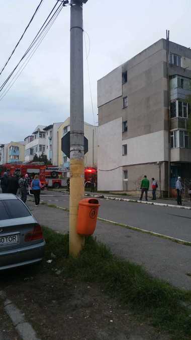 Constanţa: Cinci persoane au fost salvate de pompieri dintr-un incendiu, fiind scoase cu autoscara din garsonieră