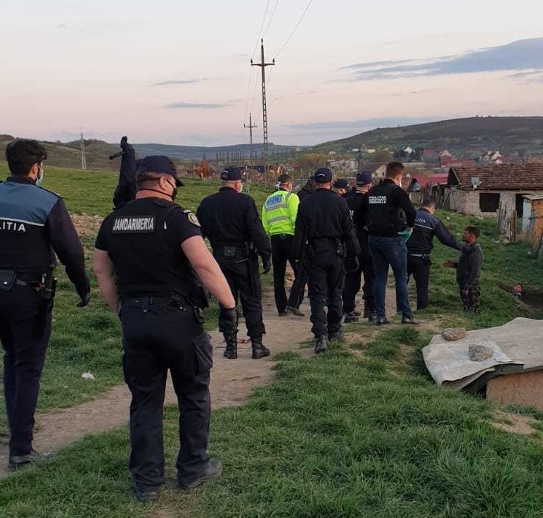 Mureş: Intervenţie a poliţiştilor la Târnăveni, într-un cartier unde se adunaseră mai multe persoane, ascultând muzică la intensitate mare / 19 persoane au fost identificate şi urmează a fi amendate - VIDEO