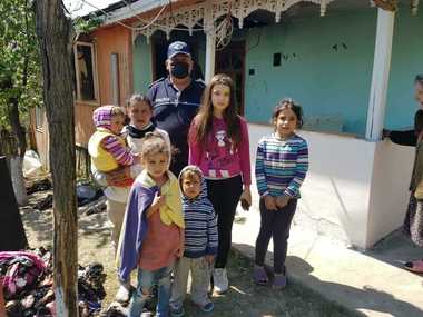 Vrancea: Şase copii, cu vârste între 3 luni şi 8 ani, salvaţi de poliţişti şi pompieri voluntari dintr-o locuinţă în care izbucnise un incendiu
