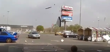 Vijelie puternică la Satu Mare, unde a fost cod portocaliu de vânt, cu rafale care puteau depăşi 95 de kilometri la oră - VIDEO