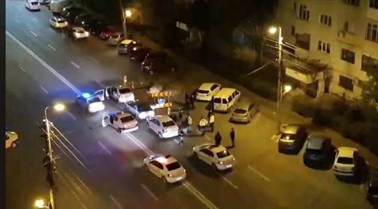 Urmărire pe străzile Constanţei pentru oprirea unei maşini care transporta un utilaj voluminos, după ce şoferul a fugit la vederea poliţiştilor. Două maşini de poliţie au fost avariate  
