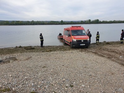 Un al şaselea cadavru aparţinând unui migrant, scos din apele Dunării de pompierii din Mehedinţi