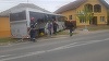 Timiş: Accident rutier cu peste 20 de persoane implicate. Un autobuz a intrat într-o casă în care se aflau două persoane cu dizabilităţi - FOTO
