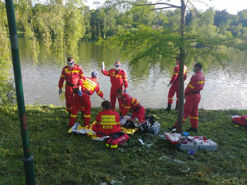 UPDATE - Un bărbat s-a aruncat în lacul din Parcul Tineretului din Bucureşti, fiind scos din apă inconştient/ El a fost supus manevrelor de resuscitare, dar acestea nu au avut rezultat, fiind declarat decesul - VIDEO