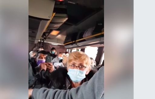 ISU Arad, după ce în spaţiul public au apărut imagini cu oameni înghesuiţi în autocare: Transportăm persoane cu microbuze. Nu s-a depăşit numărul de persoane admise în documentele maşinii - VIDEO