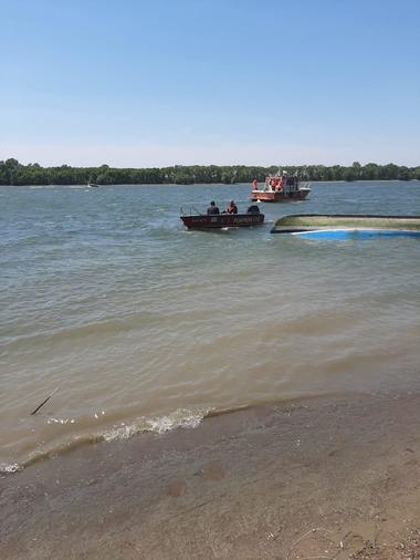 UPDATE - Tulcea: Ambarcaţiune cu zece persoane la bord, răsturnată pe canalul Sulina. Nouă persoane au reuşit să se salveze - FOTO