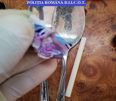 Dâmboviţa: Percheziţii la persoane bănuite de trafic de cocaină/ O persoană a fost reţinută şi două plasate sub control judiciar