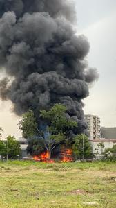 Incendiu la un depozit din zona Trafic Greu din Bucureşti; au ars anvelope şi materiale de la autoturisme dezmembrate - FOTO