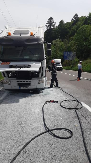 Incendiu violent pe DN 1, la ieşire din Sinaia spre Buşteni - O cisternă cu 30 de tone motorină şi benzină a luat foc