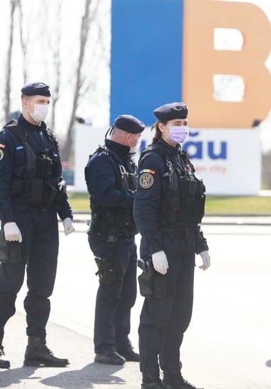 Intervenţie a poliţiştilor şi jandamilor la Spitalul din Râmnicu Sărat, unde un tânăr internat cu COVID-19 a făcut scandal