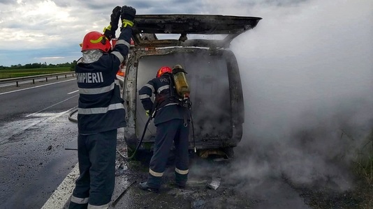 Un microbuz a luat foc pe autostrada A1 - FOTO