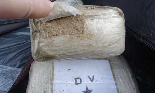 Poliţiştii de frontieră au descoperit heroină în valoare de 1,5 milioane de euro, într-un camion cu care un cetăţean bulgar încerca să intre în România pe la PTF Calafat