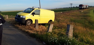 Accident feroviar în judeţul Olt după ce un tren Regio a lovit o autoutilitară - FOTO
