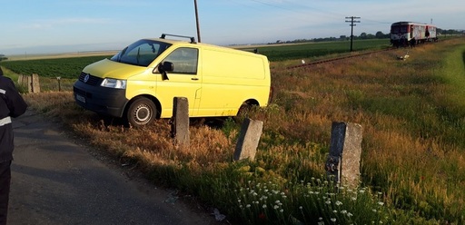 Accident feroviar în judeţul Olt după ce un tren Regio a lovit o autoutilitară - FOTO
