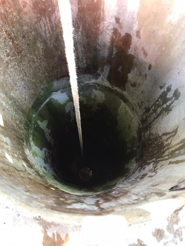 Ialomiţa: Femeie căzută într-o fântână adâncă de 8 m, salvată de pompieri - FOTO