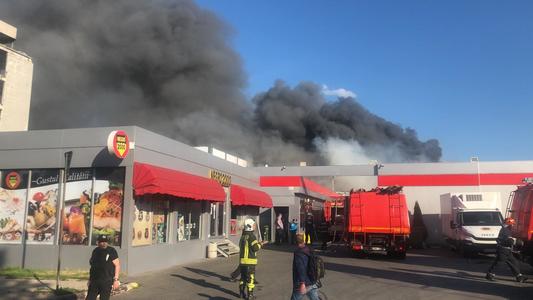 UPDATE - Incendiul de la halele din Bucureşti a fost localizat, o parte din echipaje retrăgându-se/ Se verifică spaţiile interioare/ A fost transmis mesaj RO-Alert - VIDEO