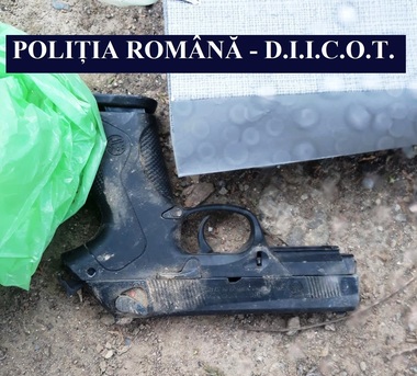 Tulcea: Un bărbat suspectat că a vândut etnobotanice şi a cumpărat o armă cu banii obţinuţi din droguri a fost arestat preventiv/ Pentru ca poliţiştii să nu găseaască arma, mama suspectului a aruncat-o în curtea unei vecine