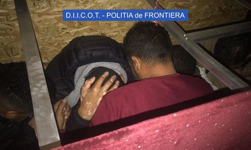 Cinci persoane reţinute de DIICOT şi alte 11, puse sub control judiciar, într-un dosar vizând o grupare de trafic de migranţi