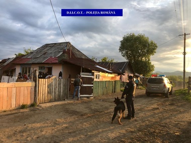 Maramureş: Cinci bărbaţi care au sechestrat timp de un an mai multe persoane pe care le obligau să muncească pentru ei până la epuizare, cercetaţi/ VictImele erau uneori răpite din gări şi ţinute în condiţii improprii, în încăperi încuiate cu lacăt - FOTO