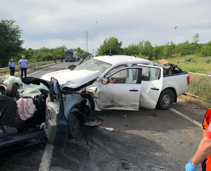Două persoane au murit şi alte două au fost rănite după ce două autoturisme s-au ciocnit, în Teleorman