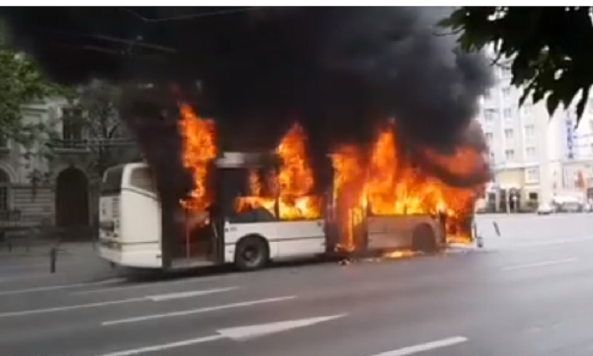 Un troleibuz a luat foc în centrul Capitalei / Nicuşor Dan: Troleibuzul în flăcări ilustrează perfect incompetenţa administraţiei Firea şi în privinţa transportului în comun. Reacţia Primarului General - VIDEO