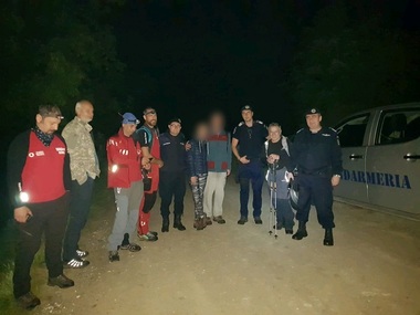 Vâlcea: Doi turişti din Cluj, salvaţi de jandarmi după ce s-au rătăcit pe un versant izolat - FOTO
