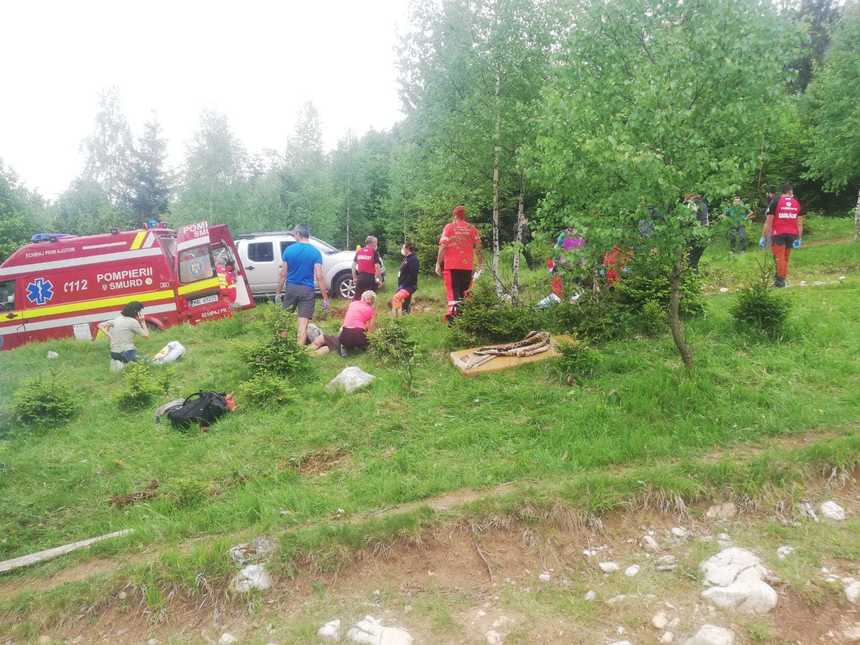 Braşov: Şapte persoane, transportate la spital după ce remorca unui tractor s-a răsturnat, pe un drum forestier - FOTO