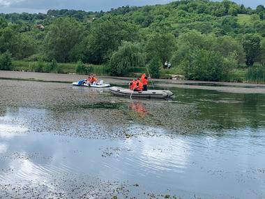 Sibiu: Doi tineri care se plimbau cu bicicletele au căzut într-un lac de lângă Cisnădie. Unul dintre ei a fost scos din apă, celălalt fiind căutat de pompieri cu o barcă - FOTO, VIDEO