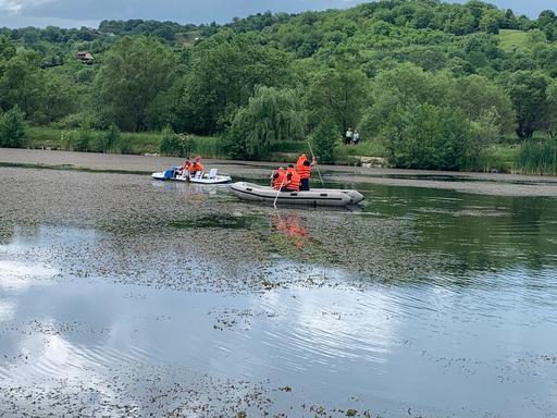 Sibiu: Doi tineri care se plimbau cu bicicletele au căzut într-un lac de lângă Cisnădie. Unul dintre ei a fost scos din apă, celălalt fiind căutat de pompieri cu o barcă - FOTO, VIDEO
