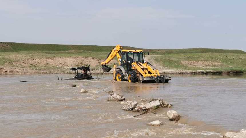 Botoşani: Un bărbat şi fiul său, salvaţi după ce au încercat să treacă râul Siret cu o căruţă şi au rămas blocaţi pe o piatră, în mijlocul apei - VIDEO