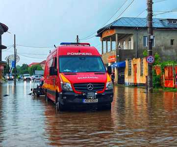 Inundaţii şi acoperişuri luate de vânt pe nouă străzi din municipiul Giurgiu şi în şapte localităţi din judeţ