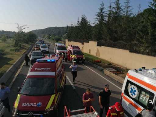 UPDATE - Vrancea: Doi morţi şi 11 răniţi după ce un microbuz şi un autoturism s-au ciocnit/ Accidentul a fost provocat de şoferul autoturismului/ Traficul a fost reluat/ Şoferului microbuzului urma să candideze la primărie din partea PMP - FOTO/ VIDEO