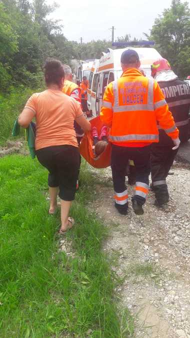 Vâlcea: Trei persoane, rănite după ce o maşină a căzut într-un lac/ Victimele au ieşit singure din maşină, dar au fost urcate de pompieri pe mal, diferenţa de înălţime fiind de cinci metri