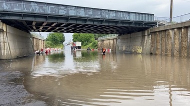 ISU Bucureşti - Ilfov anunţă că acţionează pentru a extrage o mare cantitate de apă acumulată într-un pasaj de Şoseaua Bucureşti - Târgovişte - FOTO